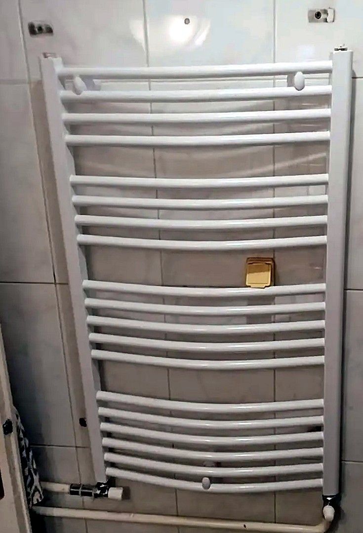 Beli sušač za peškire ugrađen na zid kupatila