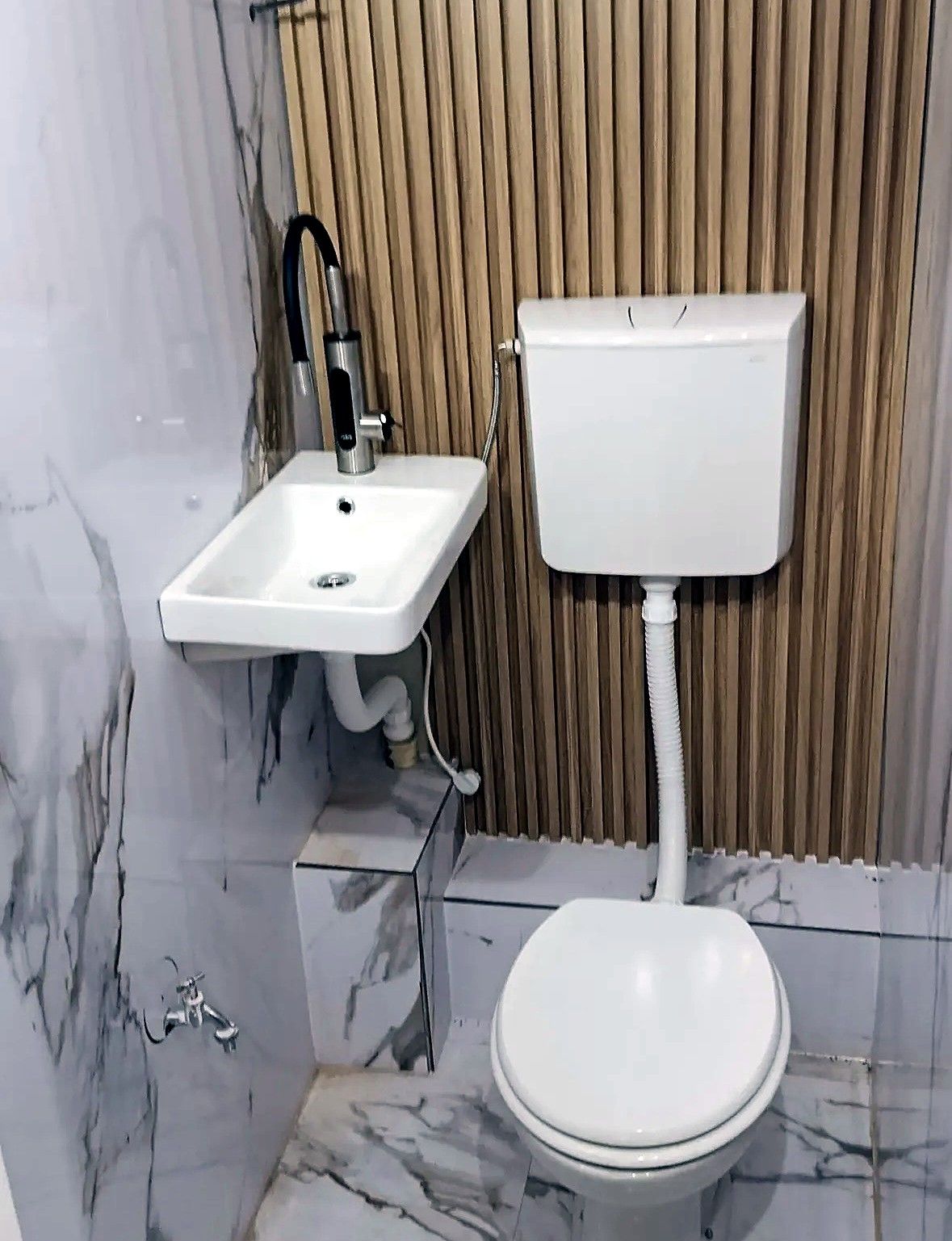 Isti toalet posle radova: nova keramika, lavabo sa baterijom i vodokotlić